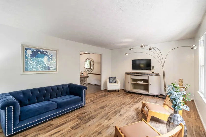 Spacious 4bedroom Home\nwith private Acre lot - Image 1