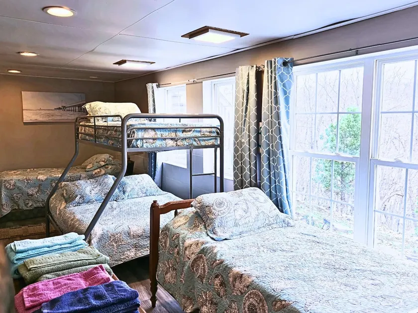 Cozy 1BR Creekside Cabin, Fire Pit, Patio - Image 1