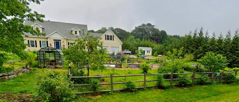 Lovely new loft in permaculture gardens - Image 1