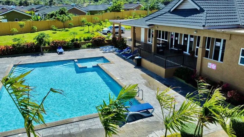 Tropical Escape: Spacious 2-Bedroom Vacation Oasis - Image 1