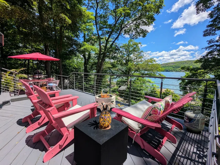 Secluded Lakeview Escape with Hot Tub - Image 1