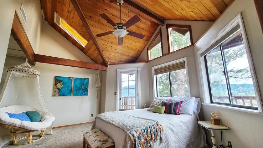 Cozy & Quiet 2 bdrm private Treehouse getaway with Amazing Views minutes from UO - Image 1