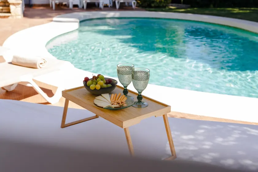 Apartamento con jardín, piscina privada y jacuzzi | Vistas al agua - Image 1