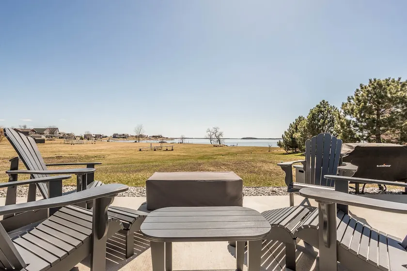 Lakefront home with with Hot Tub & Game Room Sleeps 10 - Image 1
