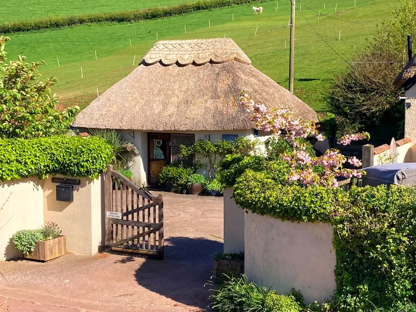 The Nest - Thatched seaside country cottage for two - Image 1