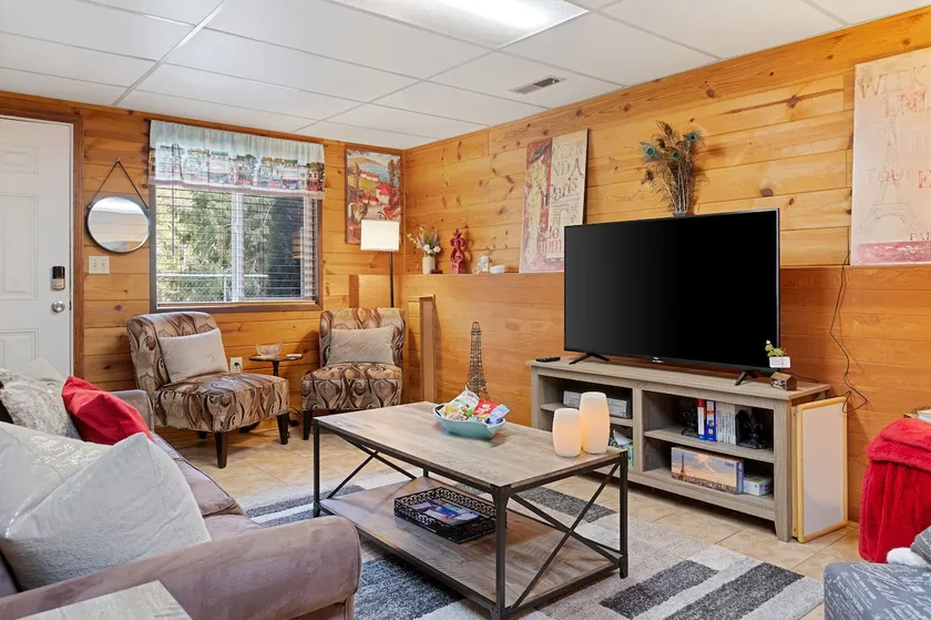 NO AirBnB Fees ! Spacious 1-bedroom, can sleep 6. - Image 1
