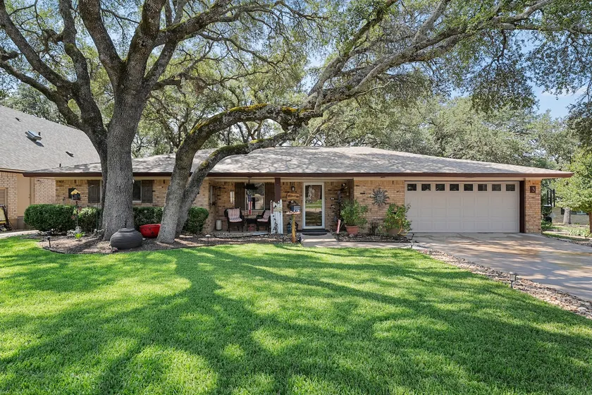Cheerful 3 bedroom lake getaway with hot tub! - Image 1