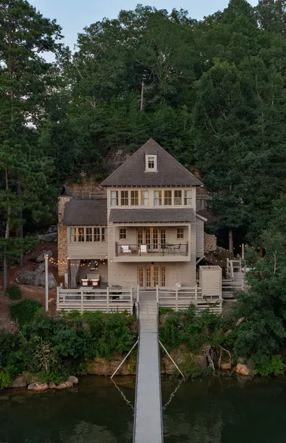 Water's edge, gated community, private dock with toys, community pool, hot tub - Image 1