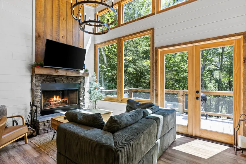 Luna - Romantic Luxury Couples Cabin with Hot Tub! - Image 1