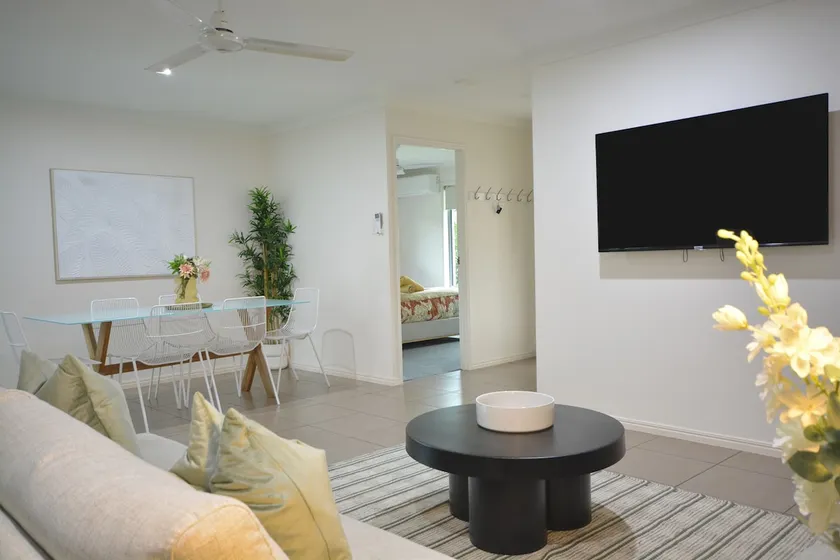 Lux in Bundy - Wifi, AC, Netflix and comfort - Image 1