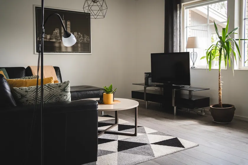 Spacious townhouse with garden & parking - Image 1