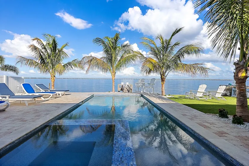 Sunrise Escape waterfront - pool heater avail - Image 1