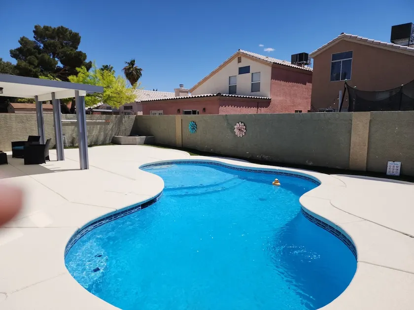 luxury house with pool - Image 1