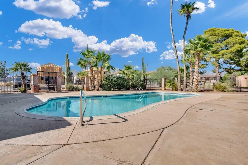 Cute Townhome with Community Pool 5 mins to TMC - Image 1