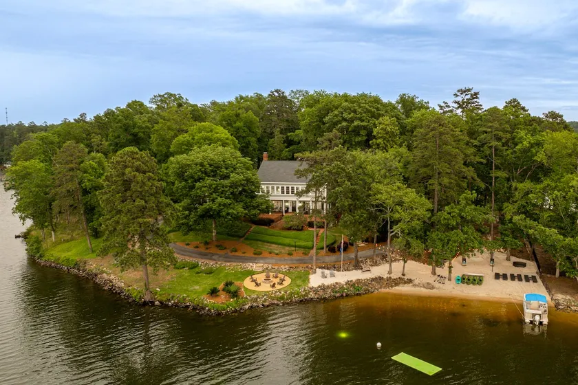 Luxury Peninsula Escape – Beach & Fire Pit - Image 1