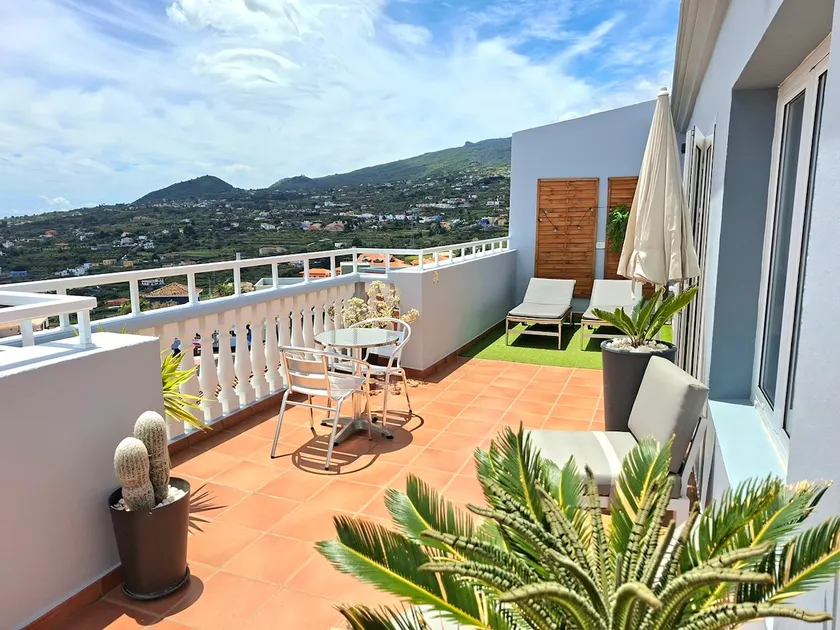 Apartment with ocean and mountain views. Penthouse - Image 1