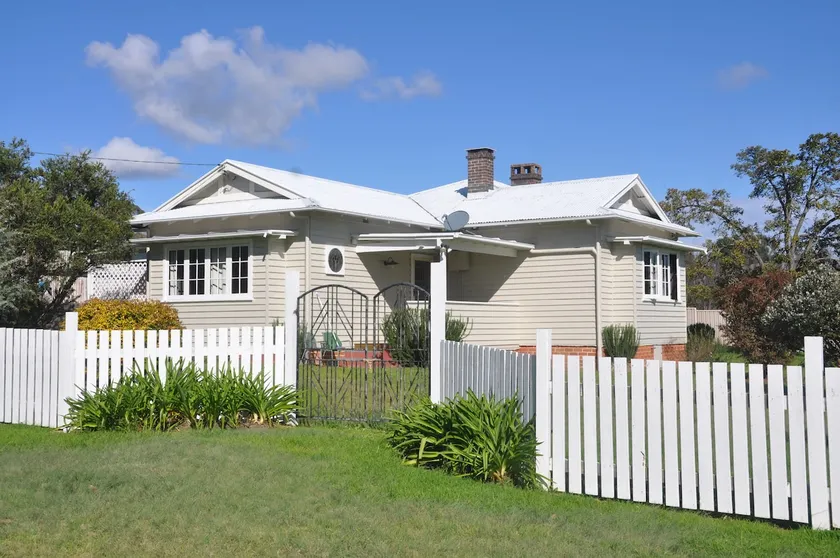 The Brown House Tenterfield - Image 1