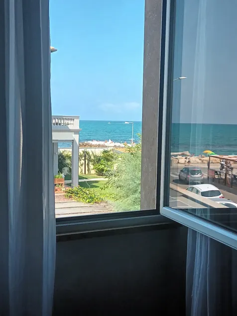 Charming two-room apartment with a sea view - Image 1