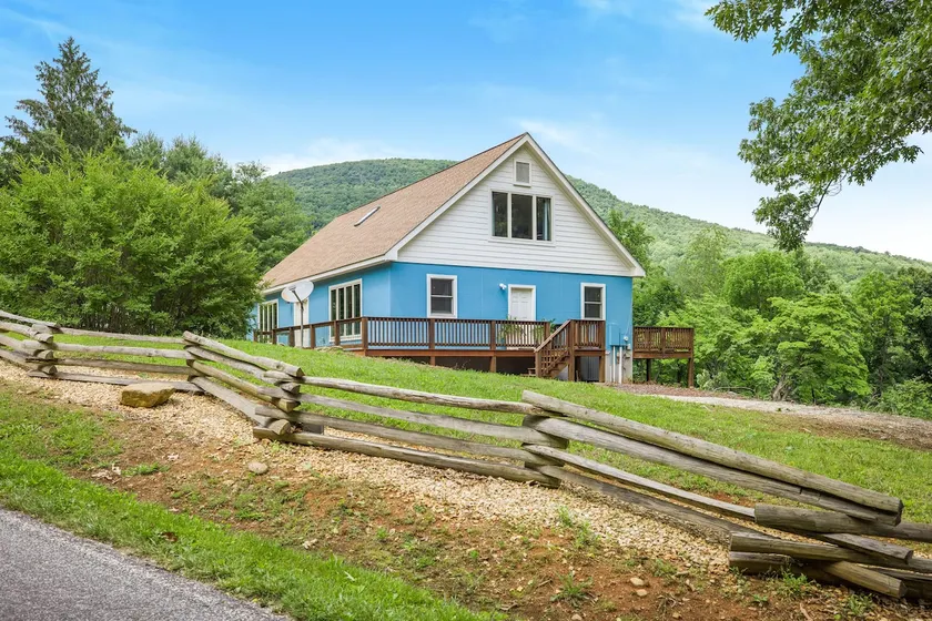 Llama Loft | Fire Pit | Fenced Yard | Brew Trail - Image 1