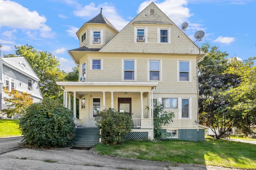 7BR/2BA Victorian House by Casinos & Yantic River - Image 1