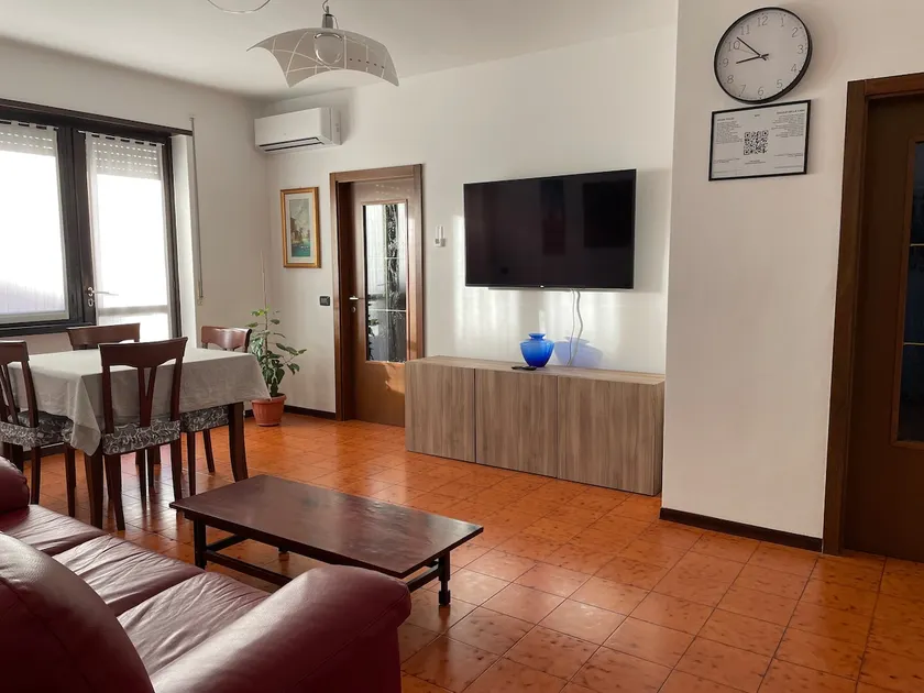 Large Apartment with 3 Bedrooms - Image 1