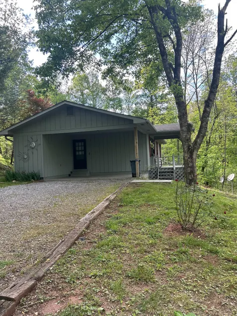 Home Near YH College, Crane Creek Vineyards, Lake - Image 1