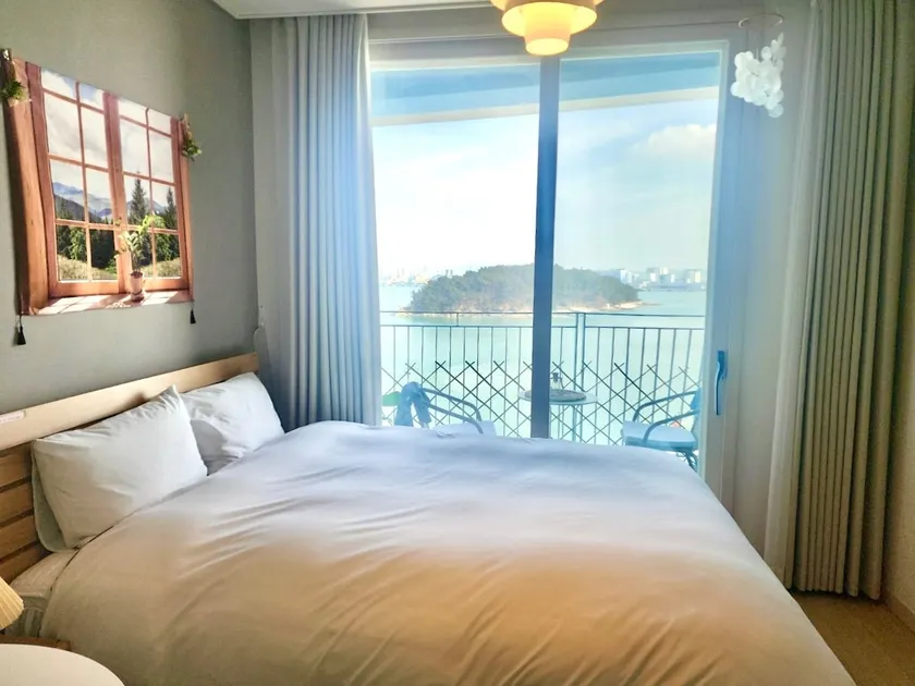 Stunning ocean view / terrace in front of the sea / Netflix / free parking / contactless check-in / 15 minutes to Incheon Airport! - Image 1