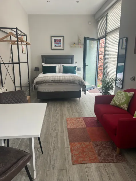 Hugo Mews Bright Studio Apartment - Image 1