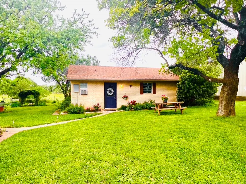 Cozy 1 Bedroom Studio Cottage in the Hill Country - Image 1