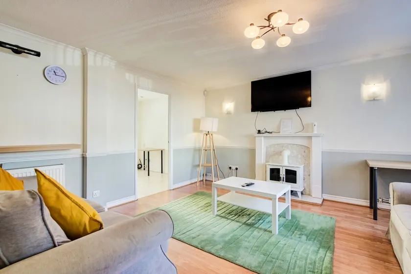 Spacious Tilbury Home - Perfect for Contractors, Families, Groups - Image 1
