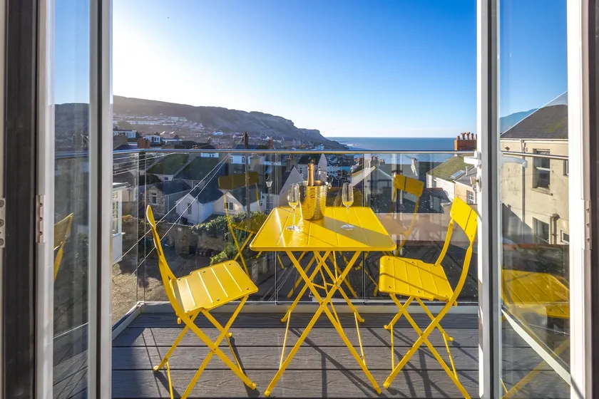 Bright & beautiful 4 bedroom house with sea views - Image 1