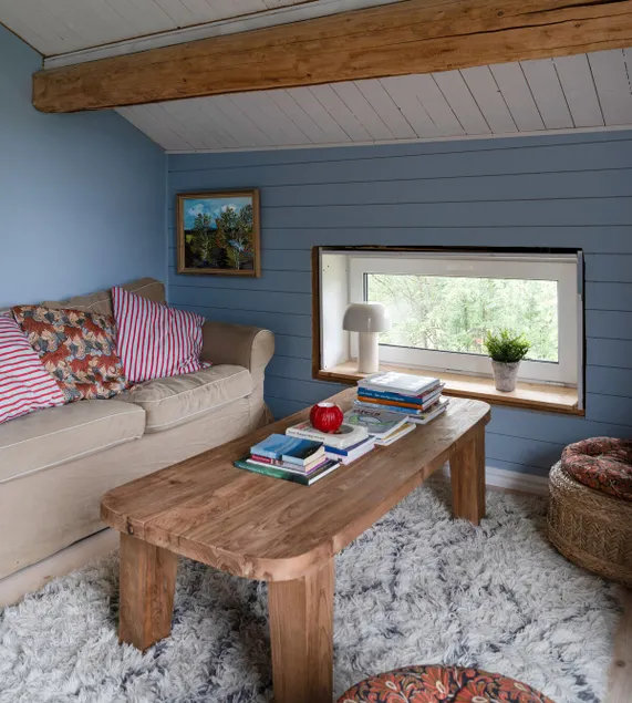 Simple house with nature and salmon fishing nearby - Image 1