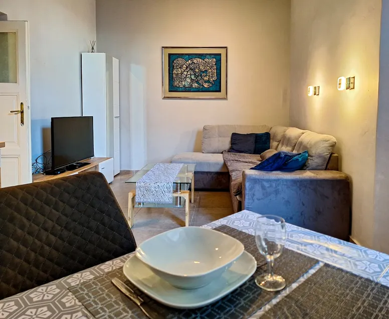 Modern Parkside Garden View Apartment - Image 1