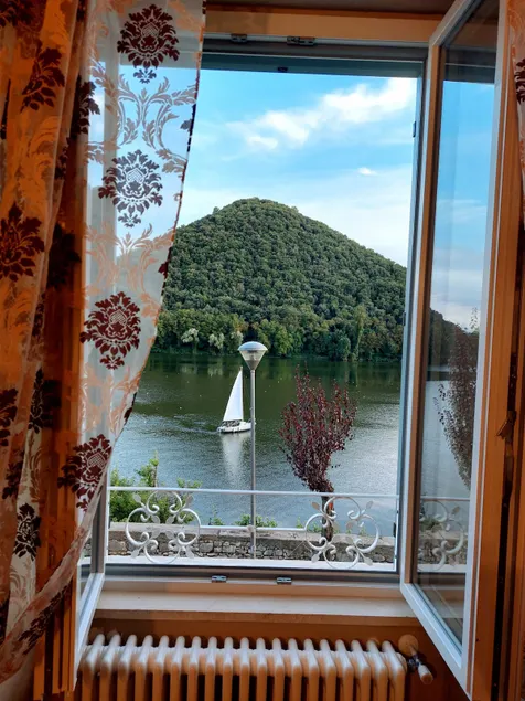 The windows overlooking the lake - Image 1