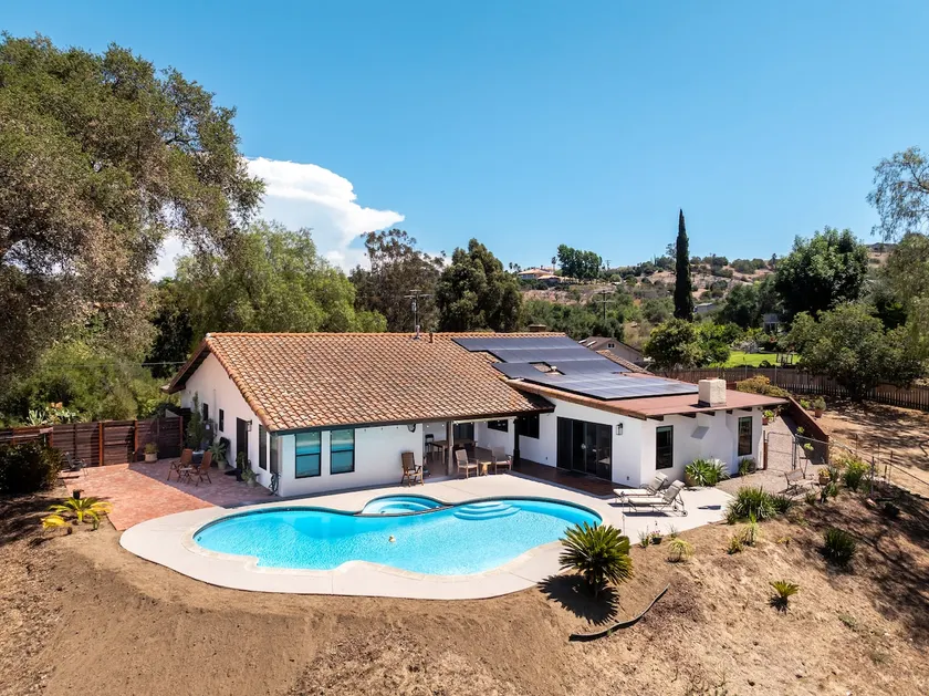 Peaceful Hilltop Escape with Stunning Views & Pool - Image 1