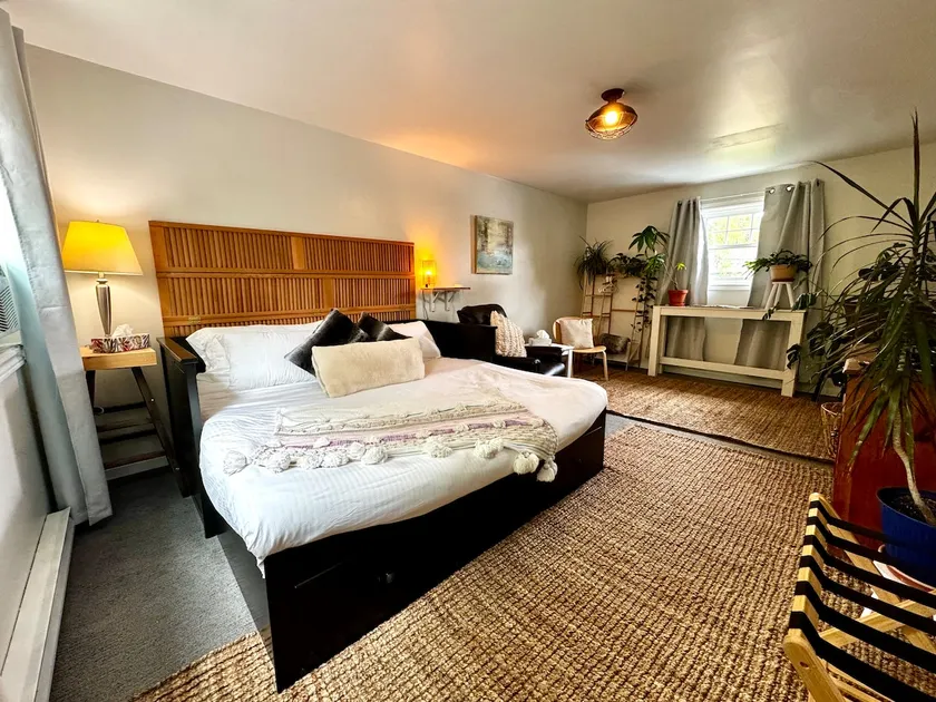 1 bedroom Suite: King, Parking, Upstairs, downtown - Image 1