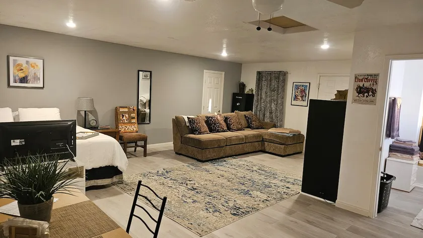 Full bedroom suite in pahrump - Image 1