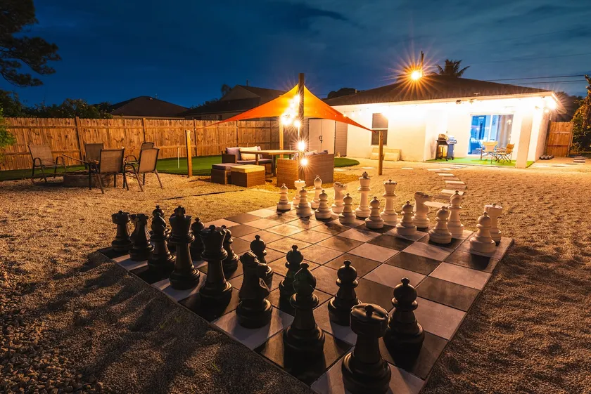 Golfers Vacation Paradise! Putt-Putt, Mega Chess - Image 1