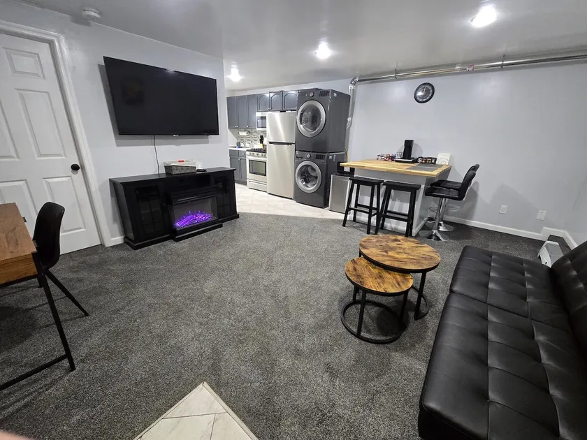1 Bedroom Apartment with Kitchen & Full Bath - Image 1