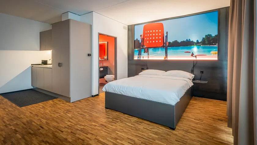 Deluxe Courtyard one-bedroom Apartment - Image 1