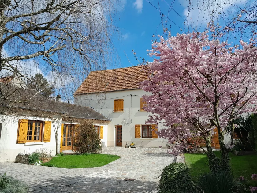 Detached single-story home - Image 1