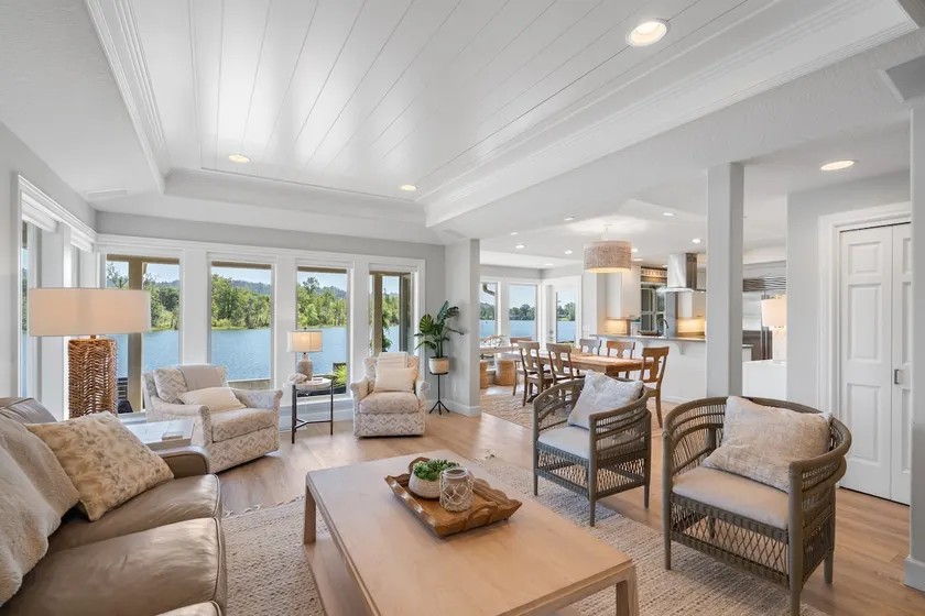 Beautiful Horseshoe Lakefront Mansion - Image 1