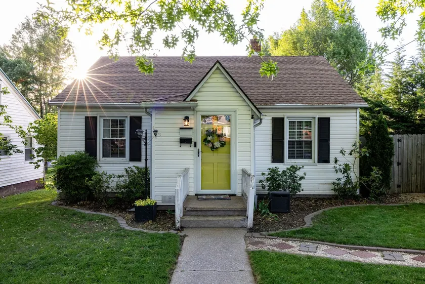 NEW! Cheerful 2 bd bungalow with hot tub. Must see! - Image 1