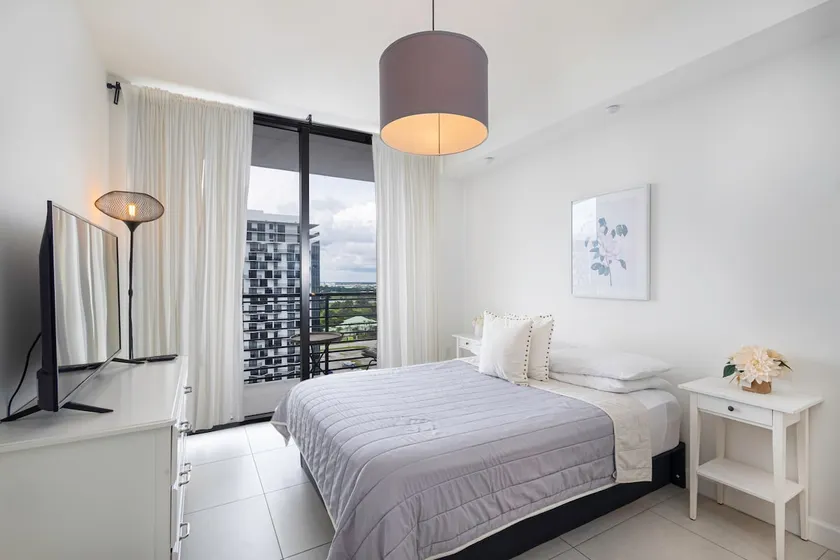 D1606A Awesome Downtown Doral Apartment - Image 1