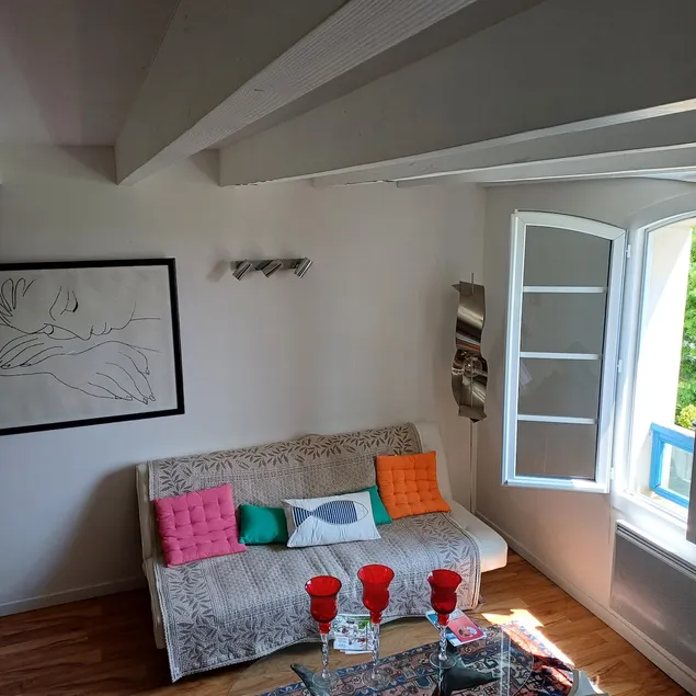 Harbor-front apartment - Image 1