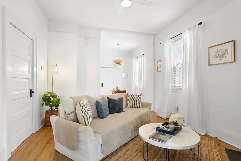 5-Min Walk to Starland Yard, Fast WiFi, Modern Apt - Image 1