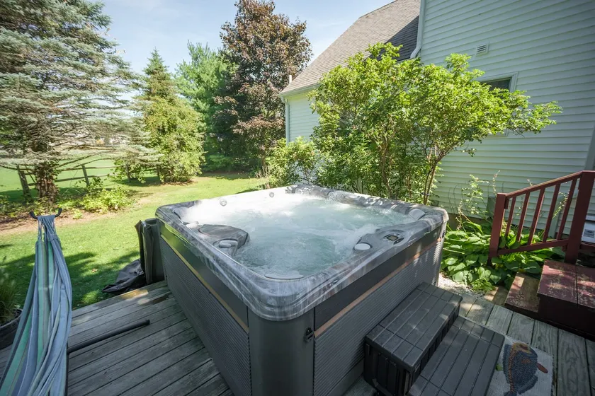 Spacious Country Home, Hot Tub, Fire Pit, Deck - Image 1