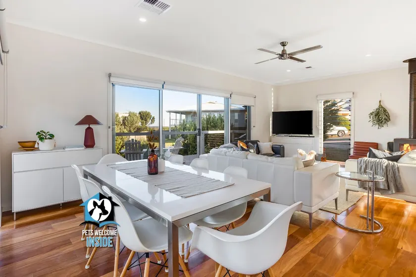 Coastal Style Pavilion House, Sea Views, Big Decks 1 street from Beach -Duney\n - Image 1