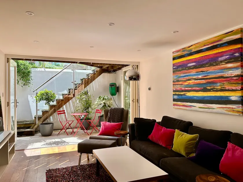 Observatory Retreat: Luxury Jericho Townhouse with Parking - Image 1