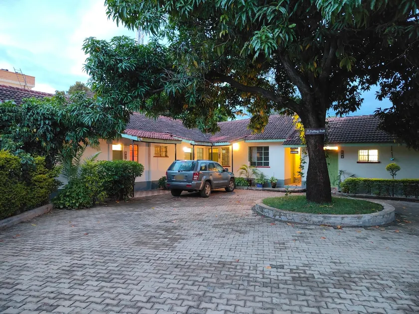 Ensuite spacious Studio w/ queen bed in Milimani - Image 1